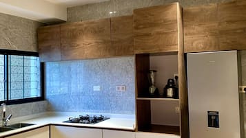 Full-sized fridge, microwave, cookware/dishes/utensils