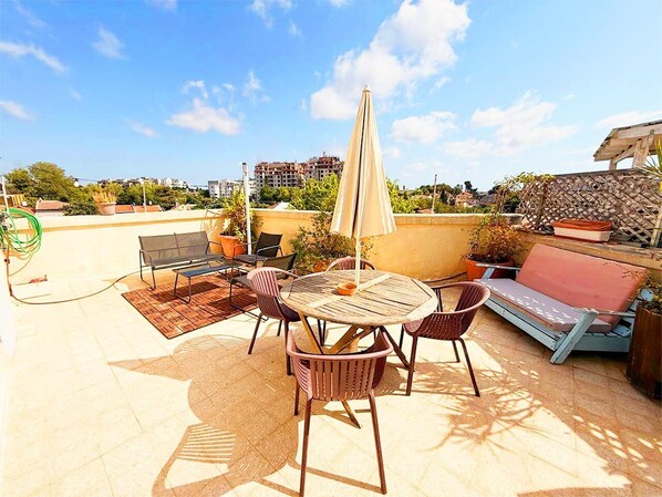 Outdoor dining - Ra'anana 3 BDR, 2 Baths, Rooftop View & Parking Family and Pet Friendly (Ra'anana)