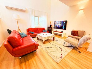TV - Ra'anana 3 BDR, 2 Baths, Rooftop View & Parking Family and Pet Friendly (Ra'anana)