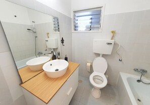 Douche, sèche-cheveux, serviettes fournies, savon