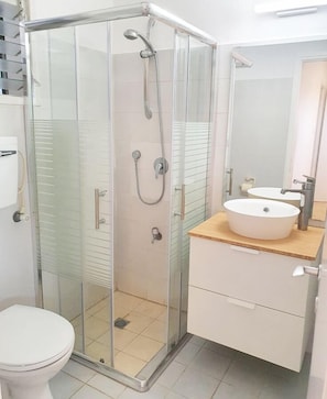 Shower, hair dryer, towels, soap - Ra'anana 3 BDR, 2 Baths, Rooftop View & Parking Family and Pet Friendly (Ra'anana)