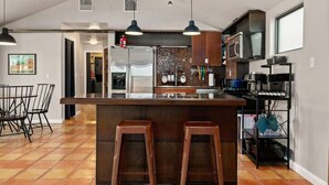 Cafetera o tetera, frigorífico, microondas y horno