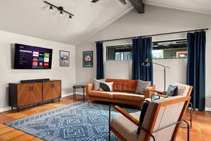 Fernseher, Tischtennisplatte, Bücher