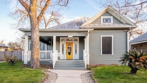 Exterior - Southtown Charm: Pool, Arcade & King Beds (San Antonio)