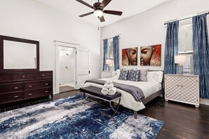 Escritorio, tabla de planchar con plancha, cuna de viaje y wifi gratis 