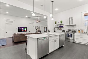 Fridge, microwave, oven, stovetop - Southtown Charm: Pool, King Beds, Arcade & Games (San Antonio)