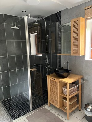 Douche, sèche-cheveux, serviettes fournies, savon