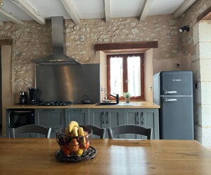 Fridge, microwave, oven, stovetop - Gîte de La Tourate en Périgord (Tocane-Saint-Apre)