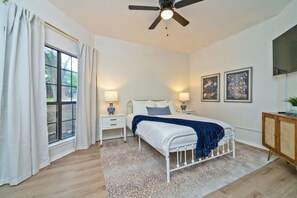 Tabla de planchar con plancha, cuna de viaje, wifi y ropa de cama