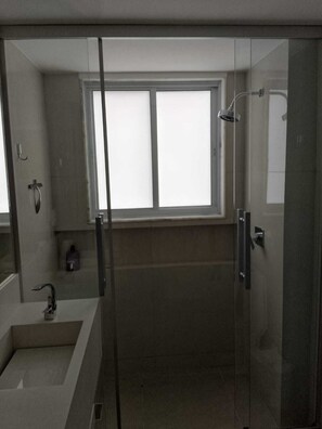Hair dryer, bidet, towels, soap - 3-bedroom apartment in terrific Rio de Janeiro LEBLON 200 mts from the beach-Ac (Rio de Janeiro)
