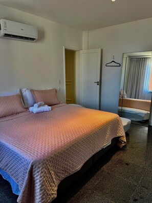 Travel cot, WiFi, bed sheets - 3-bedroom apartment in terrific Rio de Janeiro LEBLON 200 mts from the beach-Ac (Rio de Janeiro)