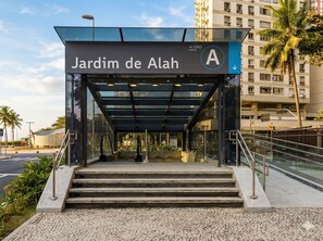 A covered entrance to Jardin de Alah with a modern glass canopy, metal railings, and a staircase leading up. - 3-bedroom apartment in terrific Rio de Janeiro LEBLON 200 mts from the beach-Ac (Rio de Janeiro)