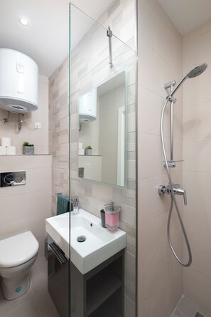 Bathroom - Stylish Cosy 2BR APT near Tigne Point (Sliema)