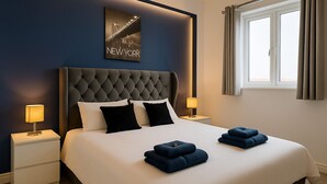 1 bedroom, iron/ironing board, WiFi, bed sheets - Modern 1BR | Sleeps 4 | Parking & Netflix (Weston Turville)