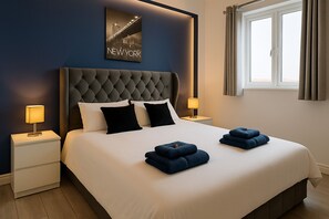 1 bedroom, iron/ironing board, WiFi, bed sheets - Modern 1BR | Sleeps 4 | Parking & Netflix (Weston Turville)