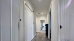 Interior - Modern 1BR | Sleeps 4 | Parking & Netflix (Weston Turville)