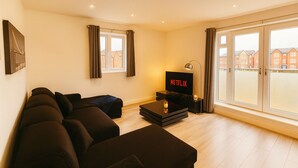 TV - Modern 1BR | Sleeps 4 | Parking & Netflix (Weston Turville)