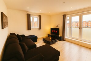 TV - Modern 1BR | Sleeps 4 | Parking & Netflix (Weston Turville)
