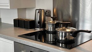A kitchen with a stainless steel stove, a kettle, and pots. - Modern 1BR | Sleeps 4 | Parking & Netflix (Weston Turville)