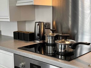 Een koelkast, een microgolfoven, een oven, een kookplaat
