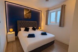 1 bedroom, iron/ironing board, WiFi, bed sheets - Modern 1BR | Sleeps 4 | Parking & Netflix (Weston Turville)