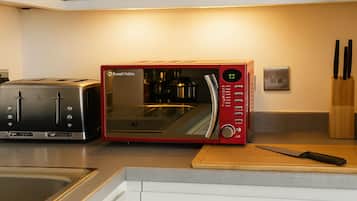 Frigorífico, microondas, horno y placa de cocina