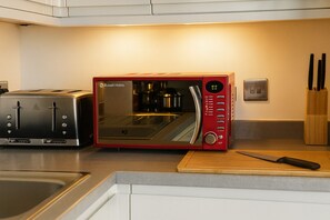 Refrigerador, microondas, horno, placa de cocina