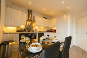Dining - Modern 1BR | Sleeps 4 | Parking & Netflix (Weston Turville)