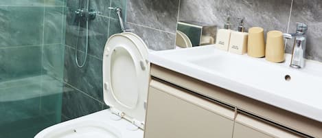 Ducha, secador de pelo, pantuflas, toallas