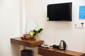 Doppia Standard | Una scrivania, Wi-Fi gratuito