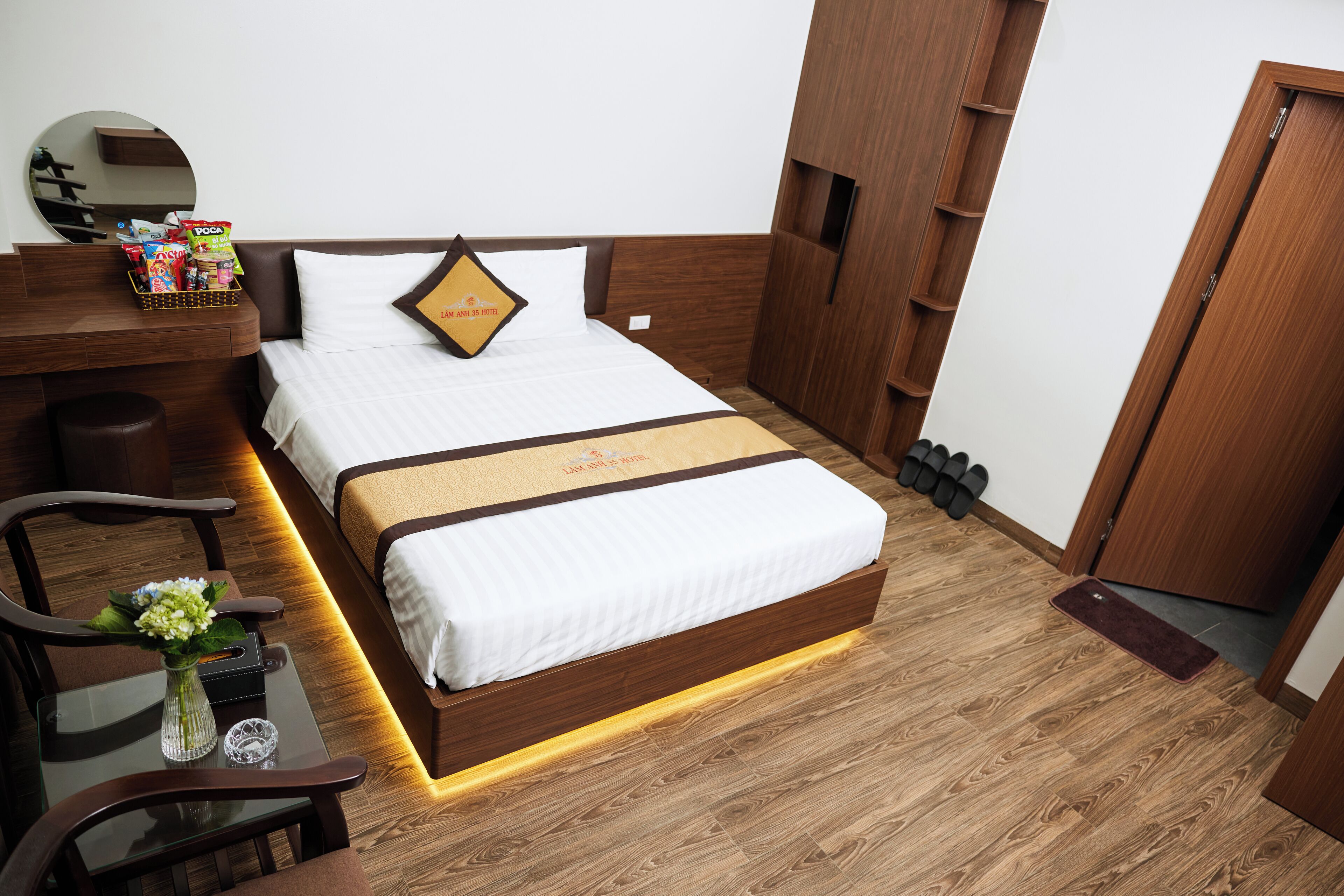 Doppia Standard | Una scrivania, Wi-Fi gratuito