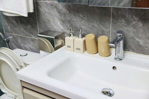 Phòng đôi Tiêu chuẩn | Phòng tắm | Buồng tắm vòi sen, máy sấy tóc, dép đi trong nhà, khăn tắm 