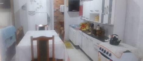 Réfrigérateur, plaque de cuisson, bouilloire électrique