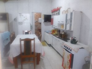 Refrigerador, parrilla de estufa y tetera eléctrica 