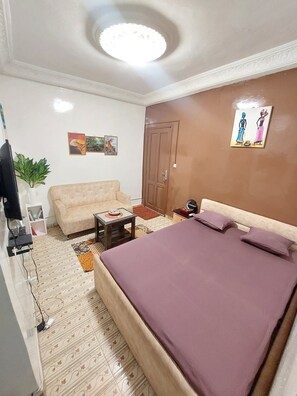 Tabla de planchar con plancha, wifi gratis y ropa de cama