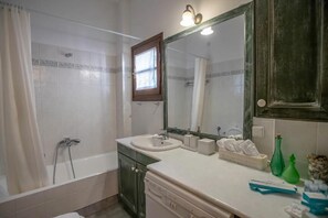 Dusche, Haartrockner, Handtücher, Shampoo