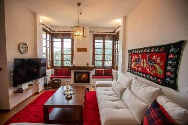 TV, fireplace, offices - Alonia Forest House - Lake Plastira Getaway (Kruoneri)