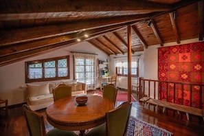 TV, fireplace, offices - Alonia Forest House - Lake Plastira Getaway (Kruoneri)