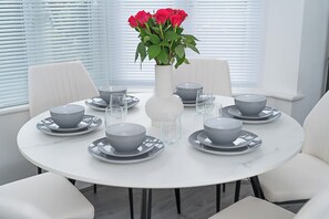 Dining - Peaceful 3Bedroom Ground Floor Apartment • 5min Walk to Tube • Wifi (London)