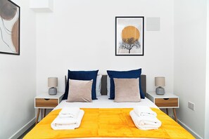 Iron/ironing board, Internet, bed sheets - Peaceful 3Bedroom Ground Floor Apartment • 5min Walk to Tube • Wifi (London)
