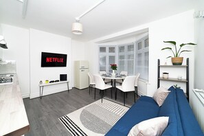 TV - Peaceful 3Bedroom Ground Floor Apartment • 5min Walk to Tube • Wifi (London)