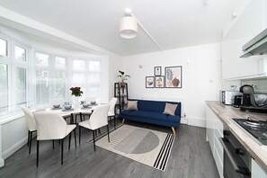 Interior - Peaceful 3Bedroom Ground Floor Apartment • 5min Walk to Tube • Wifi (London)