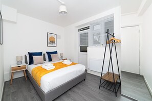 Tabla de planchar con plancha, internet y ropa de cama 