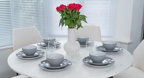 Dining at Buonomo Stays Short Lets & Serviced Accommodation - 10% OFF Cosy 3BR Flat • Easy Central London • Wifi (London)