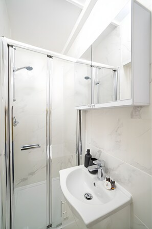 Hair dryer, towels, soap, toilet paper - Peaceful 3Bedroom Ground Floor Apartment • 5min Walk to Tube • Wifi (London)