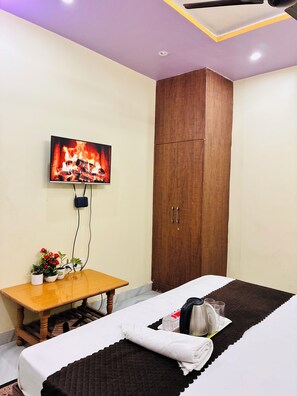 Desk, free WiFi - Shivanya guest house (Varanasi)