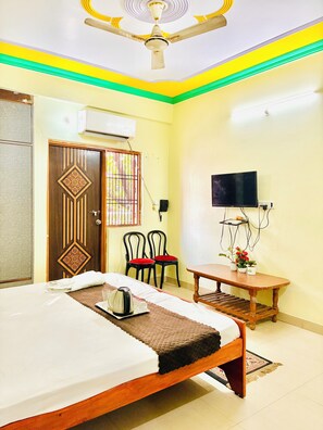 Desk, free WiFi - Shivanya guest house (Varanasi)