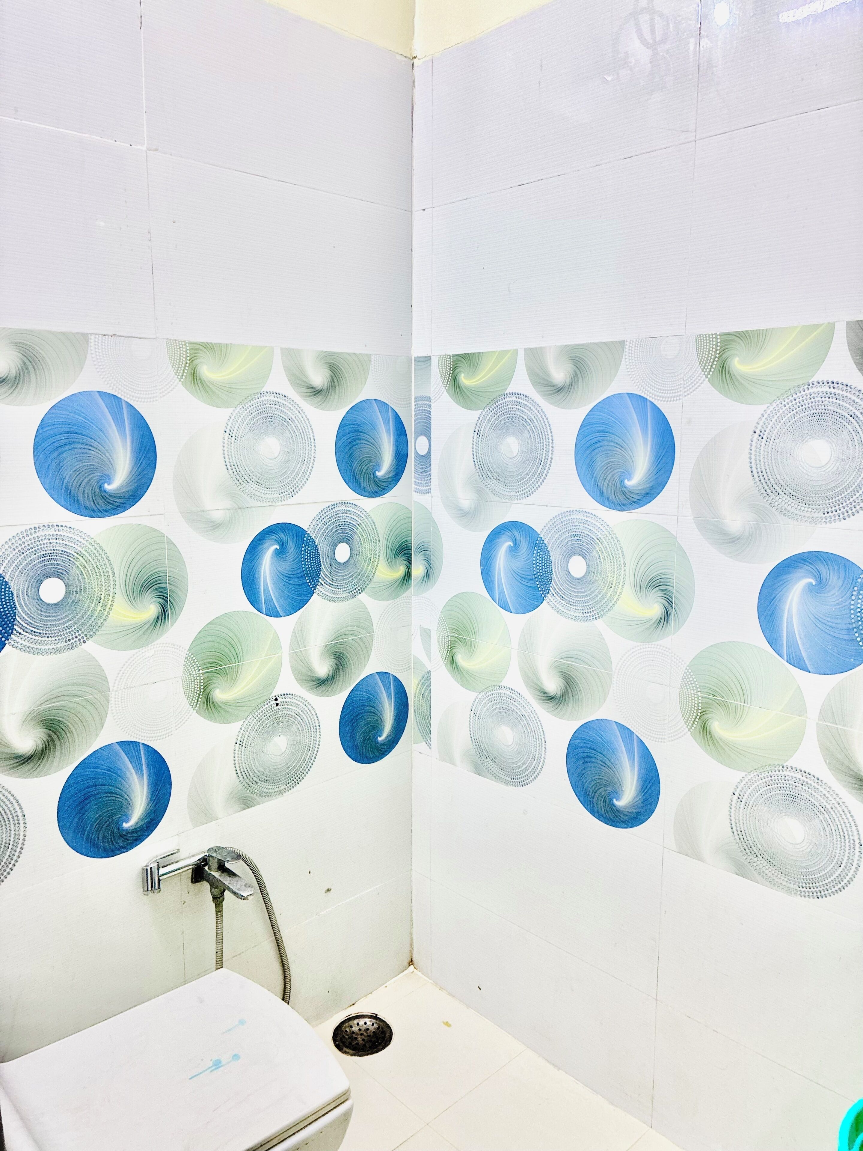 Une salle de bain avec des carreaux blancs et un lavabo.