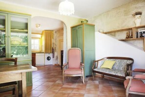 Living area - Charm and comfort in the heart of Manguin - Balcony overlooking park and barbecue (Arles)