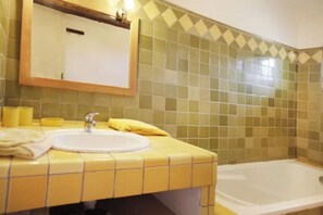Shower, hair dryer, towels, soap - Charm and comfort in the heart of Manguin - Balcony overlooking park and barbecue (Arles)